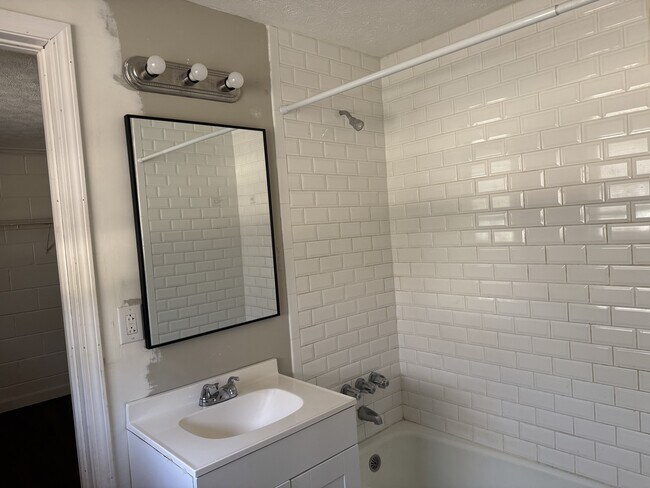 Foto del edificio - 1780 N Hl St Ext