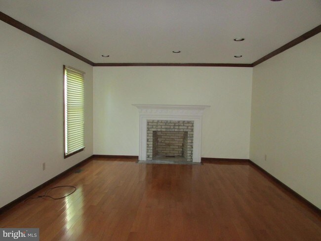 Building Photo - 10 Shagbark Ct