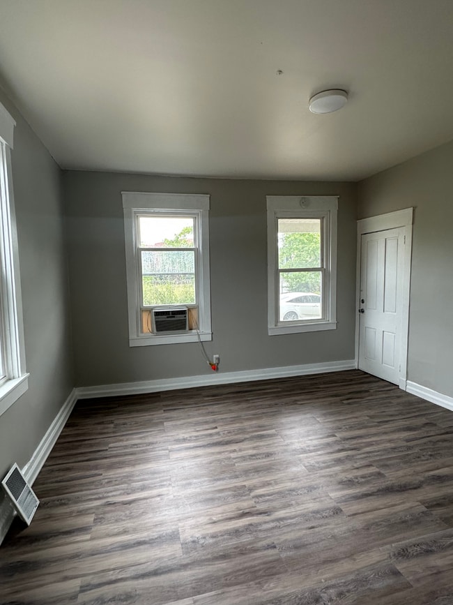 Building Photo - 603