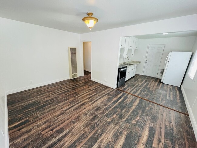 Building Photo - 2 bed 1 bath unit for rent in South Lake T...