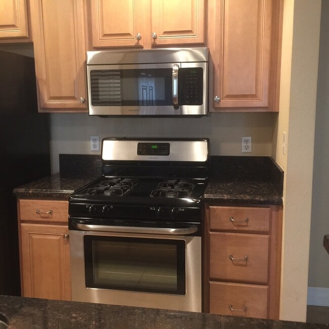 Building Photo - Gated Community * Downstairs 1 bedroom * C...