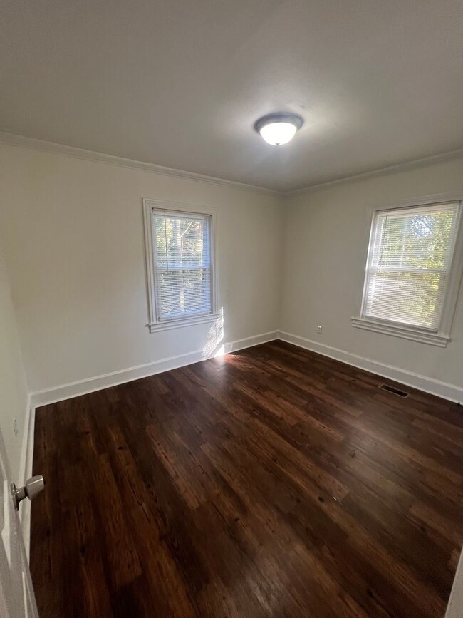 Building Photo - Charming 2 bedroom, 1 bathroom Home Located in the Desirable Greenville, SC Area!