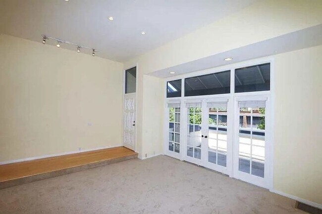 Foto del edificio - Spacious 2 Bedroom 2-1/2 Bathroom Townhome with 2-car garage in La Jolla near UCSD