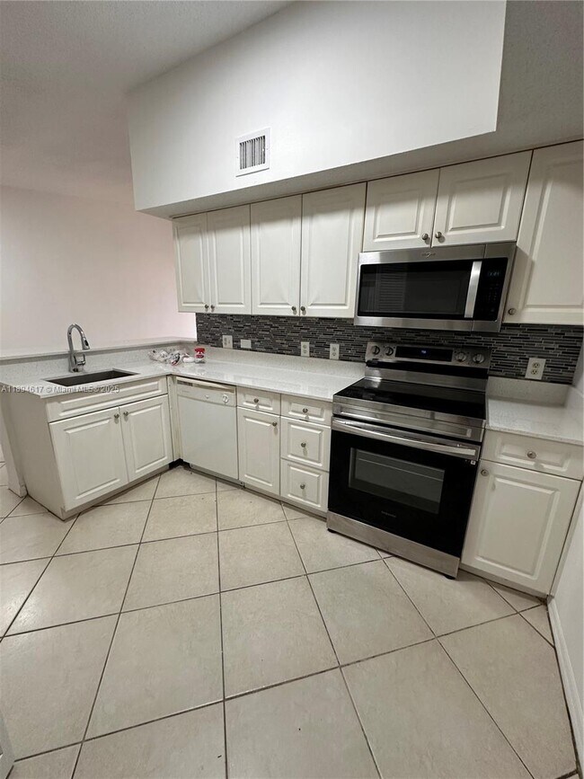 Building Photo - 2-Bed, 2-Bath Apartment with Garage Resort...