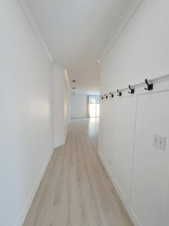 Foto del edificio - Stunning Home is Tastefully Done & Move In...