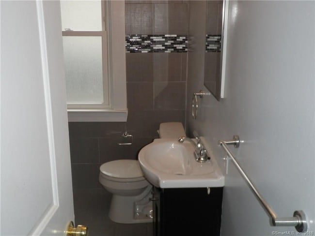 Building Photo - 156 Concord St