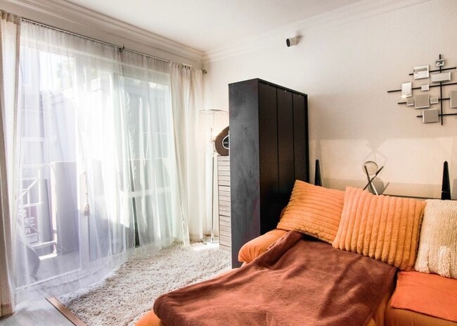 Building Photo - 355 N Maple St