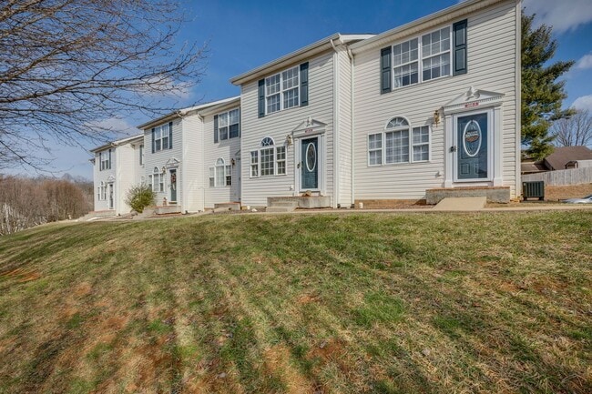 Foto del edificio - Now Available | 2 Bedroom 2.5 Bath | Bristol, TN