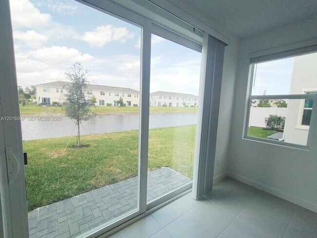 Foto del edificio - 535 Rivergrass St