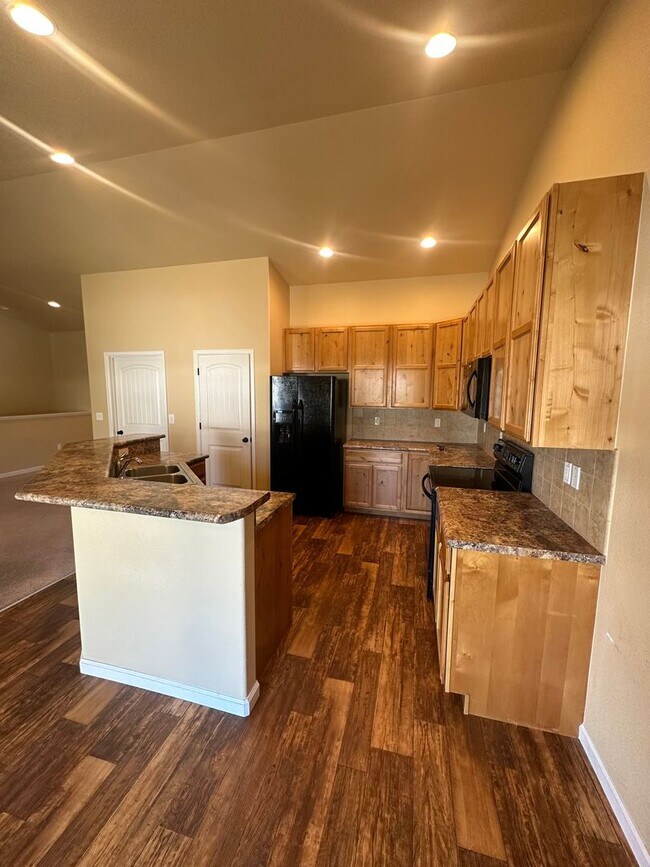 Building Photo - UPDATED TWO BEDROOM TWO BATHROOM TOWNHOUSE...
