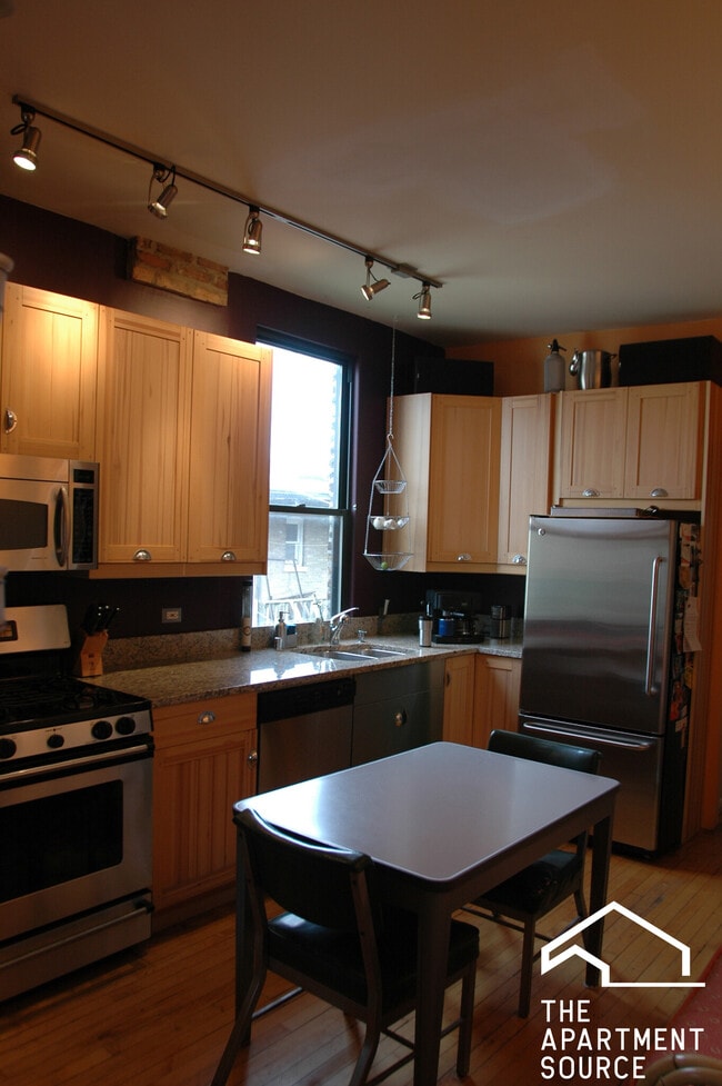 Building Photo - 2908 W Dickens Ave