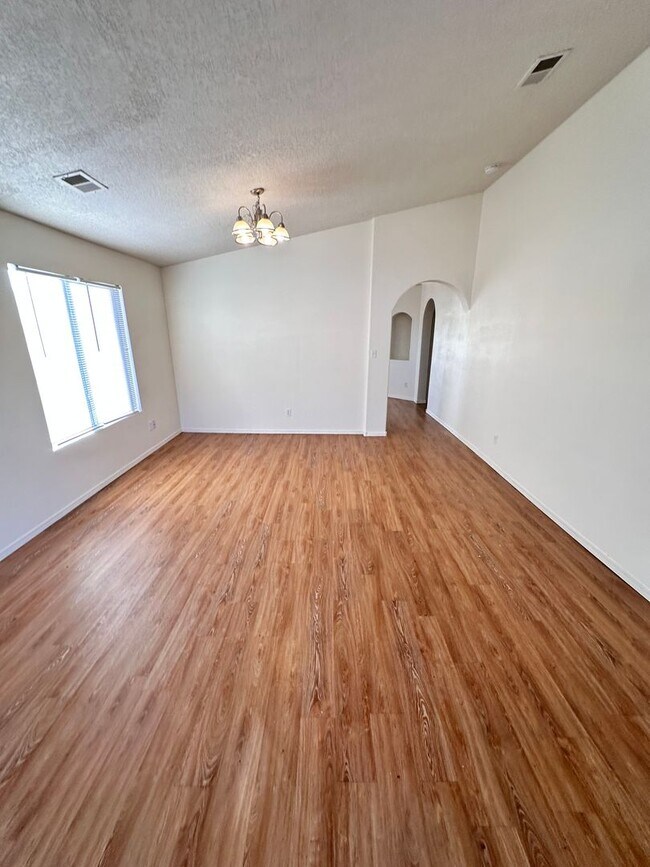 Foto del edificio - 4 bed 2 bath    50 inch flat screen if you...
