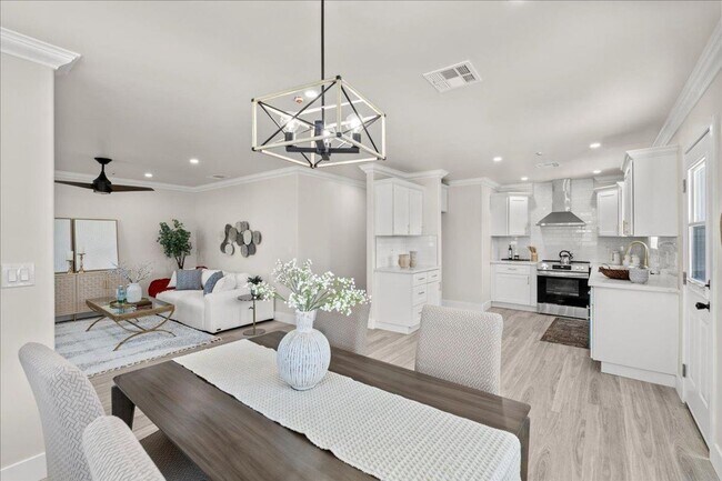 Foto del edificio - 4BR Home on 0.35-Acre Lot | Owned Solar