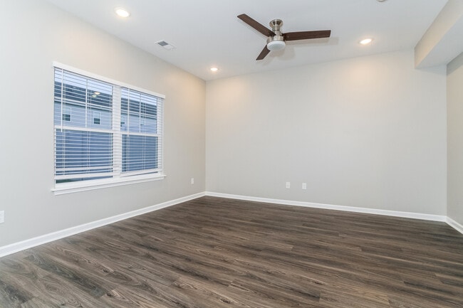 Building Photo - 2059 N Sarah Dr