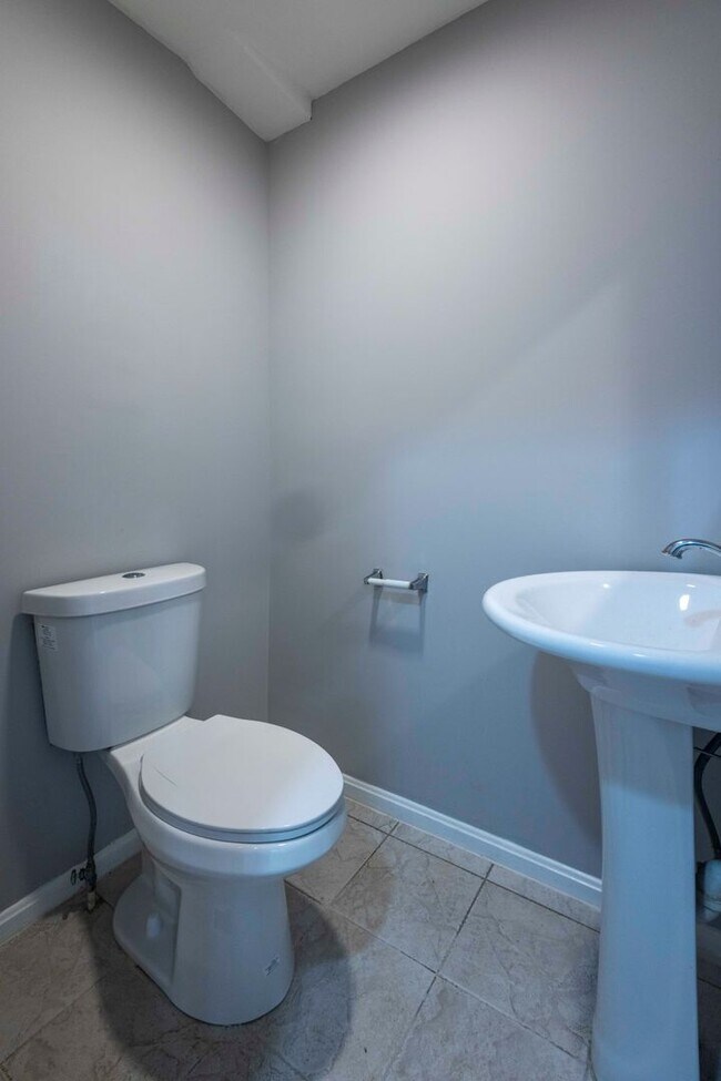 Building Photo - Charming 2Bed/1.5Bath in Westport, MD!