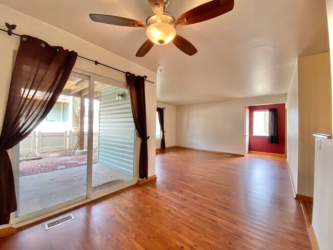 Foto del edificio - 1855 Icarus Dr