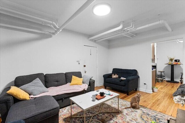 Building Photo - 2 bedroom in Chicago IL 60657