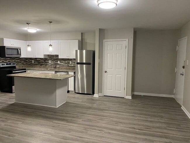 Building Photo - Spacious 1 Br Unit walking distance to Edsall Station