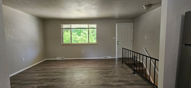 Photo - AVAILABLE NOW! Arvada 3 Bed 2 Bath Duplex New Paint New Flooring! Apartment