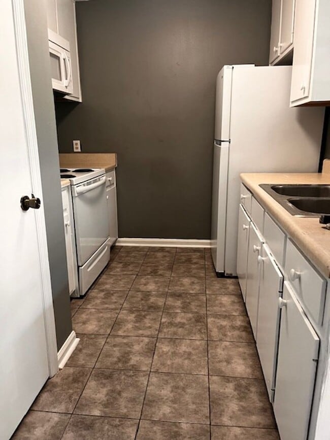 Building Photo - 2 Bedroom 1 Bath Duplex