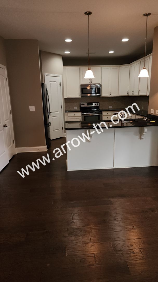 Building Photo - Fantastic End Unit Townhome in Franklin!