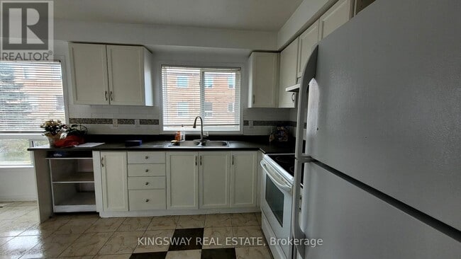 Building Photo - 2 Clay Brick Ct