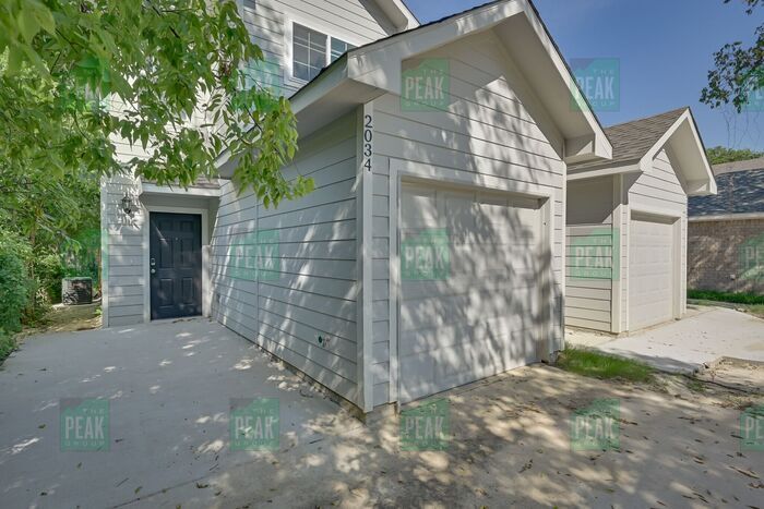 Foto principal - BEAUTIFUL DUPLEX NOW LEASING FOR A MAY MOV...