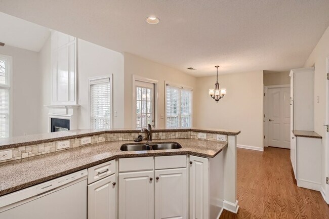 Foto del edificio - 8900 Deerland Ct