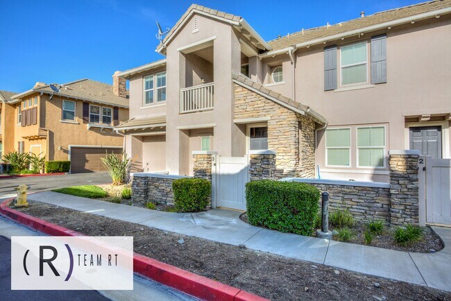 Foto del edificio - A Stunning Two-Story 2 Bed 2 Bath Home nea...