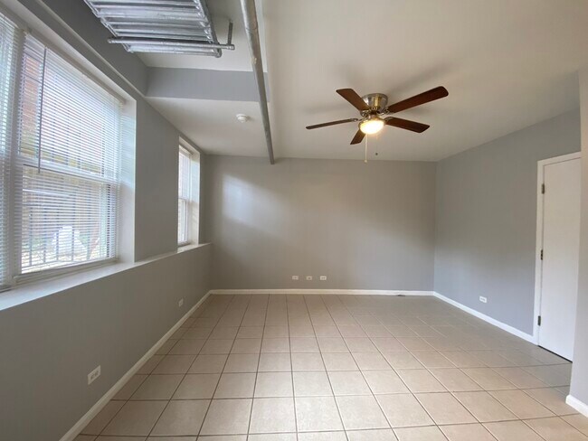 Foto del edificio - 4241 N Kenmore Ave