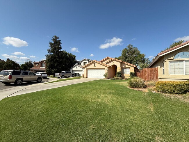 Building Photo - Single-Story 3 Bed, 2 Bath Home with Firep...