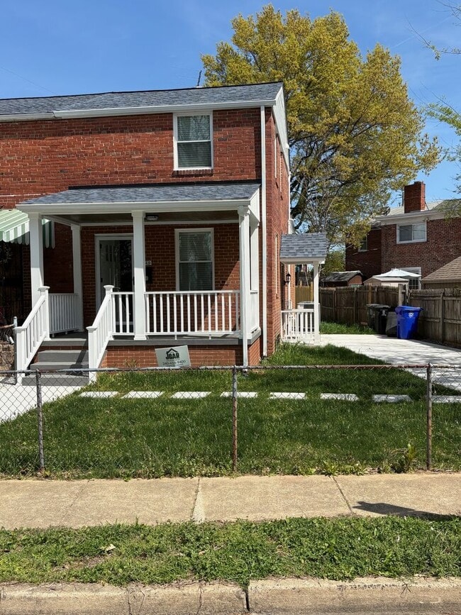 Photo - Beautifully Rebuilt Three Bedroom Duplex Near Four Mile Run and I-395 House