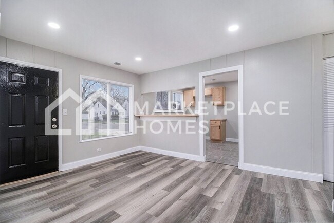 Building Photo - 18503 Riopelle St
