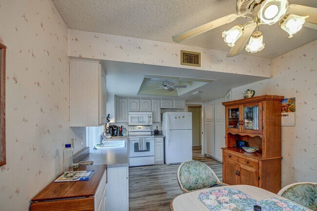 Foto del edificio - Perfect home for enjoying your winter in Arizona.  2 bed 2 bath on the 14th fairway of Heron Lake...