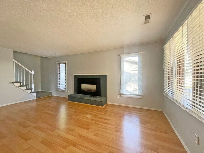 Foto del edificio - Newly Remodeled 3 Bedroom 2-Story Townhome...