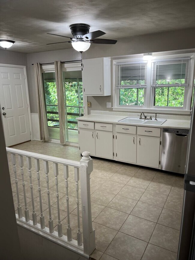 Foto del edificio - Spacious Two-Level Home with Dual Living Areas, 2 Kitchens & Covered Back Deck!