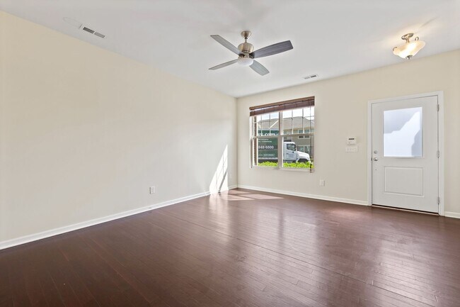 Building Photo - Beautiful 2 Bedroom/ 2.5 bath in Thompson ...