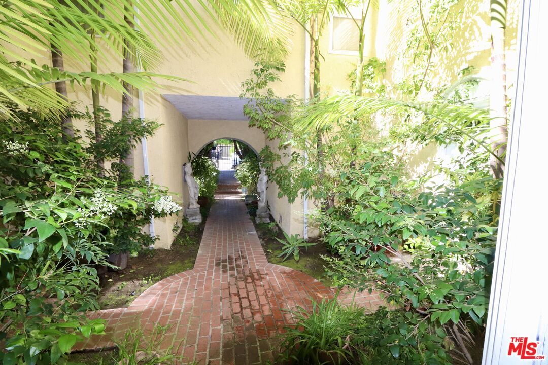 Foto principal - 9066 Shoreham Dr