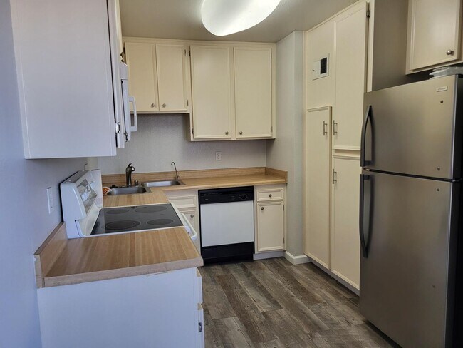 Foto del edificio - SUPER CLEAN & CUTE 2 BED 2 BATH