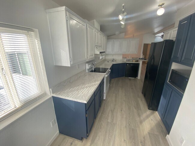 Building Photo - Updated 3 Bedroom / 2 Bath Mobile Home on ...