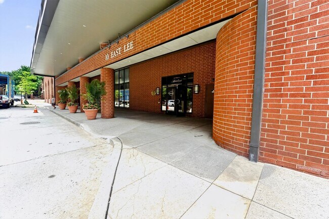 Foto del edificio - 10 E Lee St