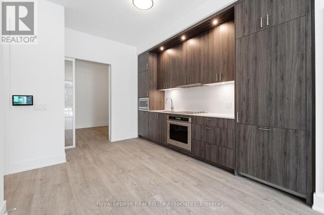 Building Photo - 259 The Kingsway