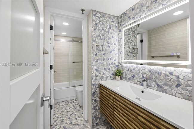 Building Photo - 2457 Collins Ave
