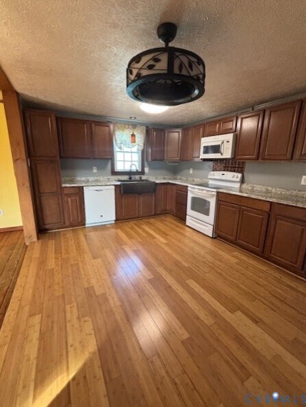 Foto del edificio - 15902 Gary Ave