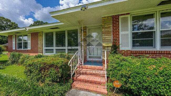 Foto del edificio - 1819 Rosemary Ln