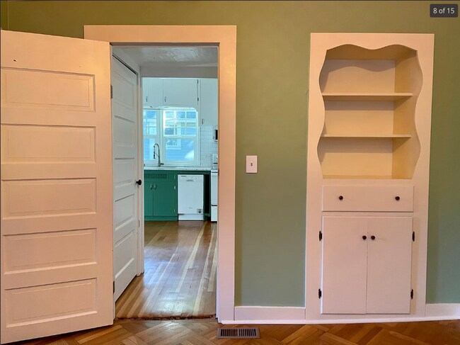 Foto del edificio - Beautifully Maintained 1909 Home is a Must...