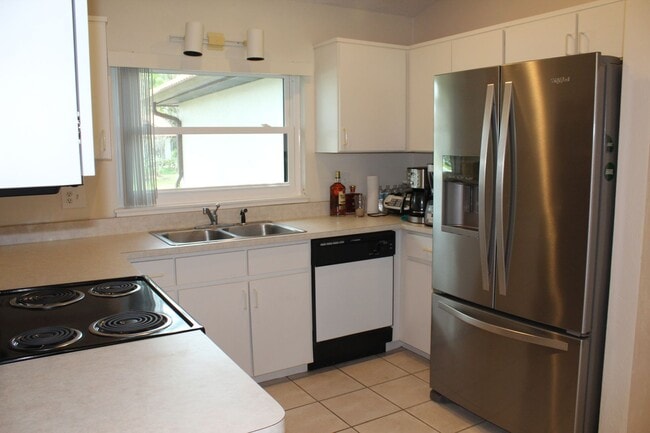 Building Photo - 3 bedroom, 2 bath house  with 2 car garage...