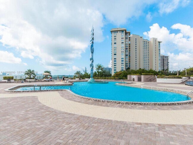 Foto del edificio - 1800 NE 114th St
