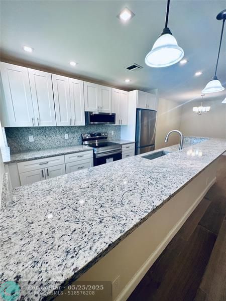 Foto del edificio - 14676 Canalview Dr