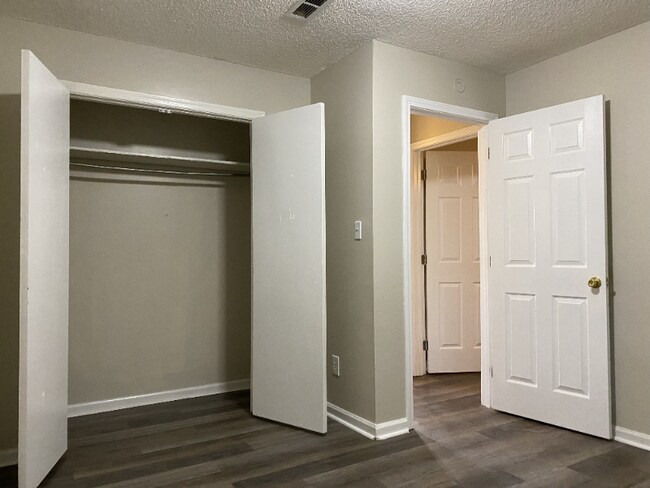 Building Photo - 2558 Green Oaks Ct SE